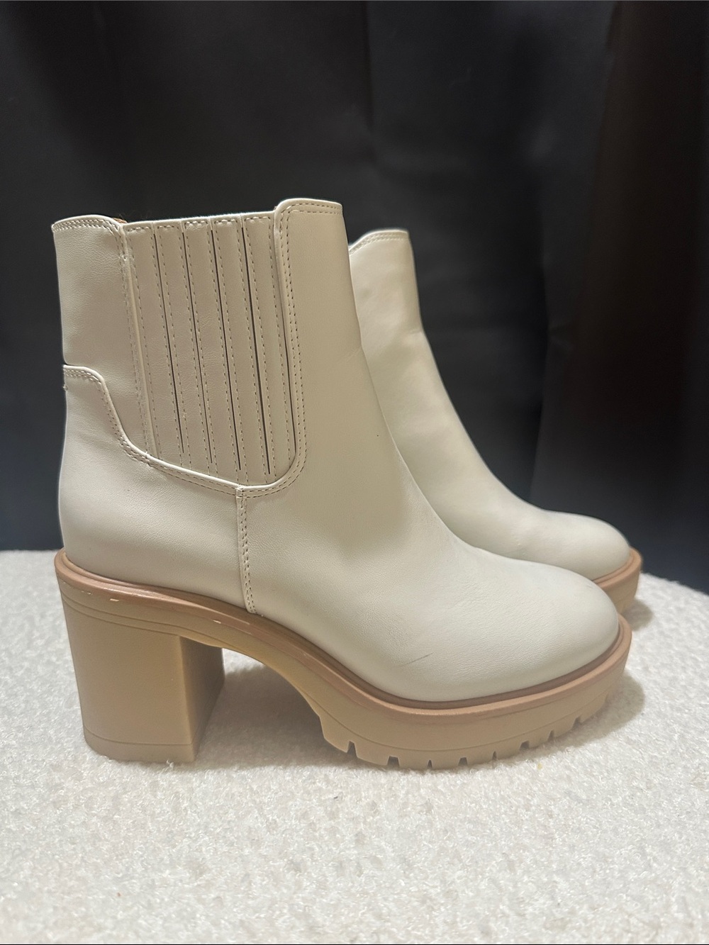 Women's Universal Thread Chelsea Boot - Picture 1 of 3